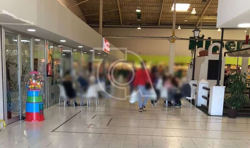Cafetería con terraza y sin medidas de protección en el interior de Hiperdino Melenara/TA.